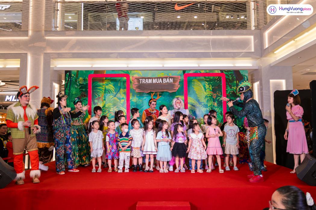 Hàng trăm gia đình đổ về Hùng Vương Plaza dịp Quốc tế Thiếu nhi: Một ngày trọn vẹn với nhiều cảm xúc- Ảnh 2. Hàng trăm gia đình đổ về Hùng Vương Plaza dịp Quốc tế Thiếu nhi: Một ngày trọn vẹn với nhiều cảm xúc- Ảnh 2.