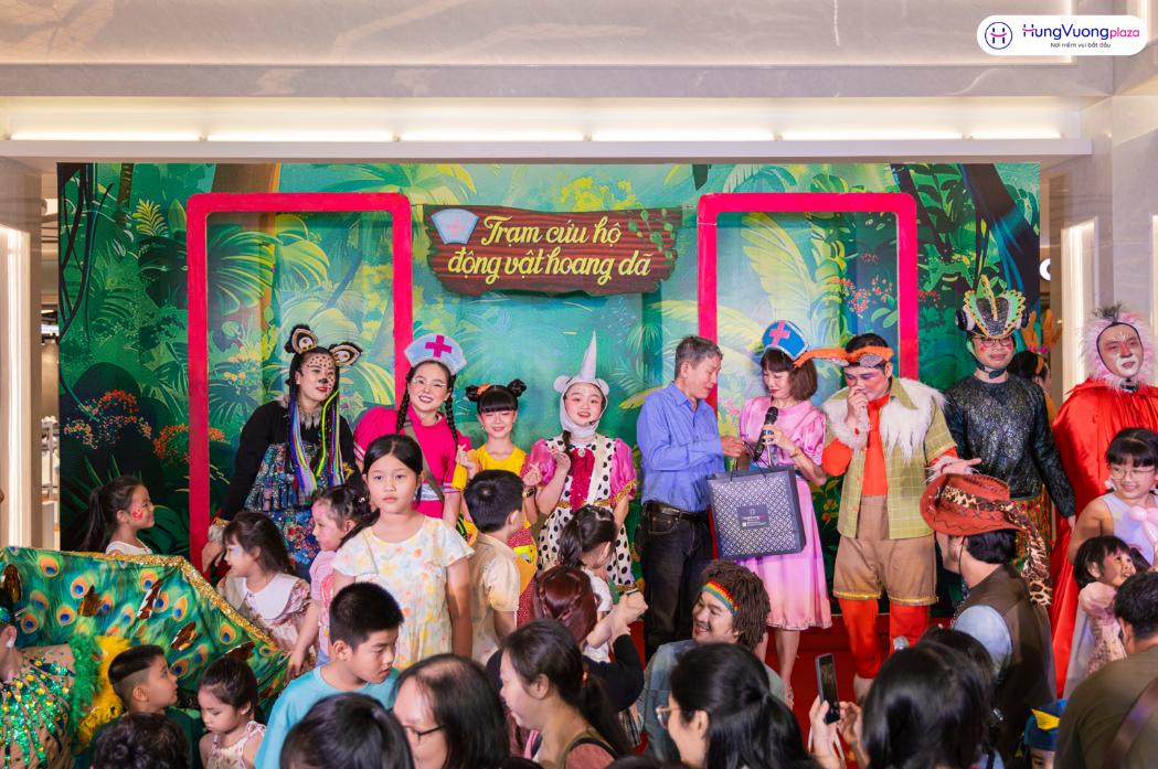 Hàng trăm gia đình đổ về Hùng Vương Plaza dịp Quốc tế Thiếu nhi: Một ngày trọn vẹn với nhiều cảm xúc- Ảnh 3. Hàng trăm gia đình đổ về Hùng Vương Plaza dịp Quốc tế Thiếu nhi: Một ngày trọn vẹn với nhiều cảm xúc- Ảnh 3.