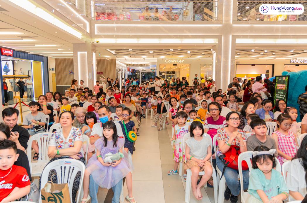 Hàng trăm gia đình đổ về Hùng Vương Plaza dịp Quốc tế Thiếu nhi: Một ngày trọn vẹn với nhiều cảm xúc- Ảnh 6. Hàng trăm gia đình đổ về Hùng Vương Plaza dịp Quốc tế Thiếu nhi: Một ngày trọn vẹn với nhiều cảm xúc- Ảnh 6.