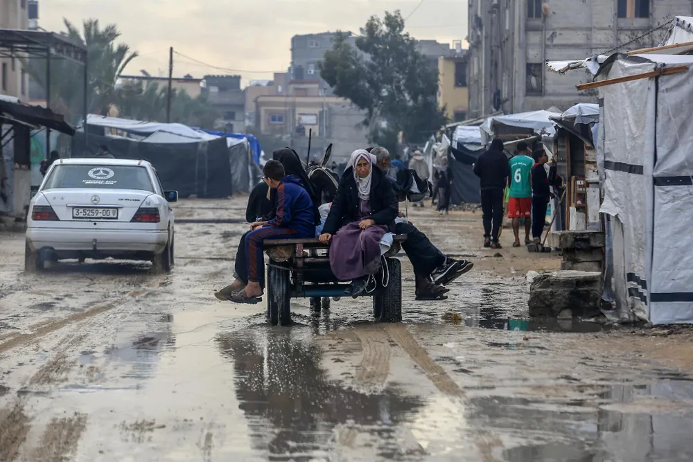 Con đường lầy lội ở Khan Younis (nam Gaza) vào ngày 25-11. Ảnh: Abed Rahim Khatib/FLASH90 Gaza.jpg