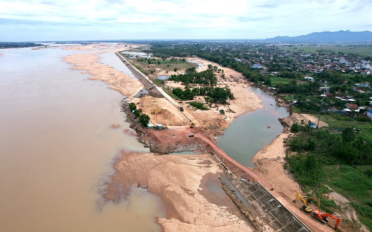 Lũ để lại "dòng sông mới" ngay khu dân cư - Ảnh 3.