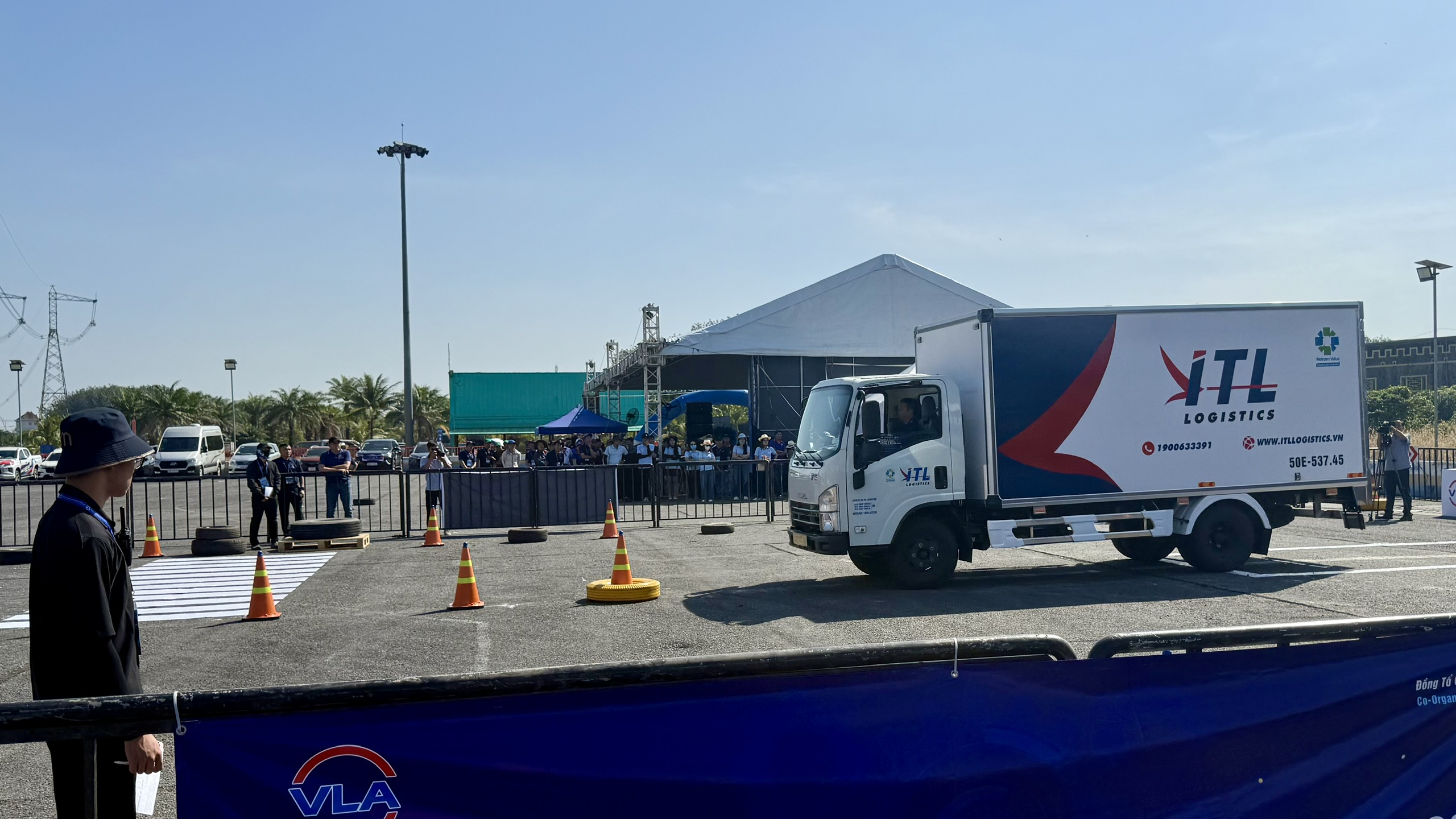 Lần đầu tiên thi lái xe an toàn xe tải, container ở TP.HCM- Ảnh 2. Lần đầu tiên thi lái xe an toàn xe tải, container ở TP.HCM- Ảnh 2.