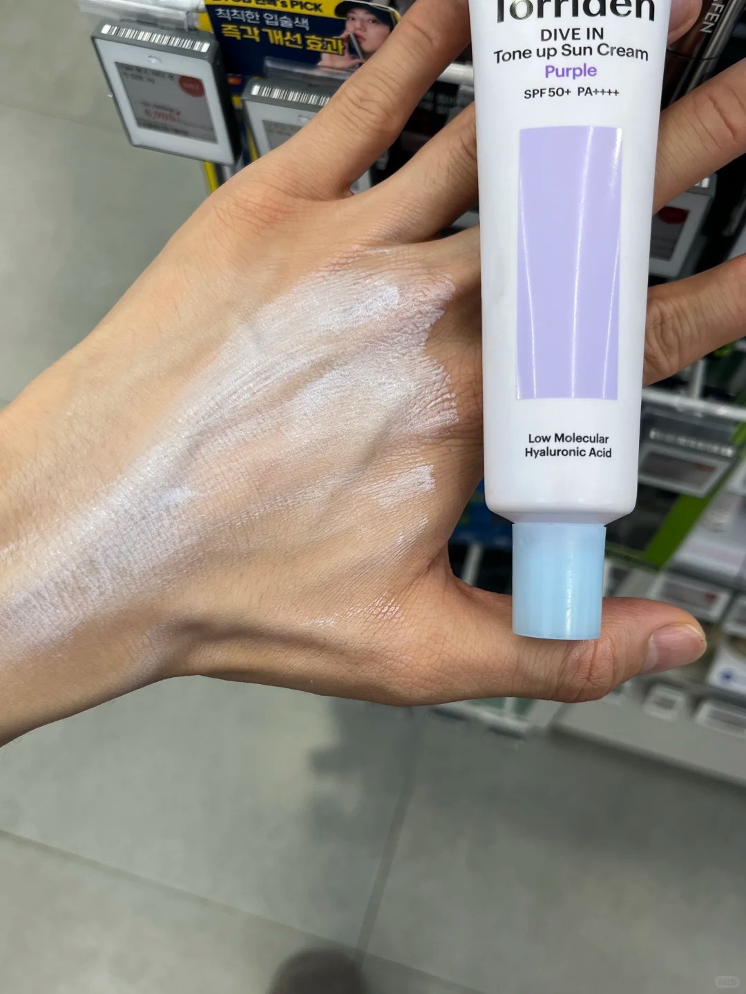 5 sữa chống nắng nâng tông ráo mịn cho nàng công sở lười makeup đậm - Ảnh 3.