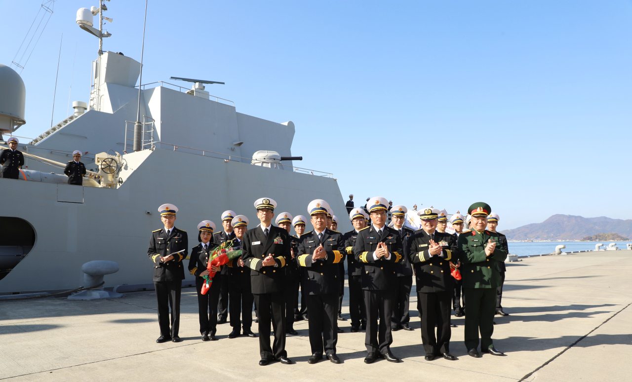 Tàu hộ vệ tên lửa 015 Trần Hưng Đạo cập cảng Kure, bắt đầu thăm Nhật Bản- Ảnh 5. Tàu hộ vệ tên lửa 015 Trần Hưng Đạo cập cảng Kure, bắt đầu thăm Nhật Bản- Ảnh 5.