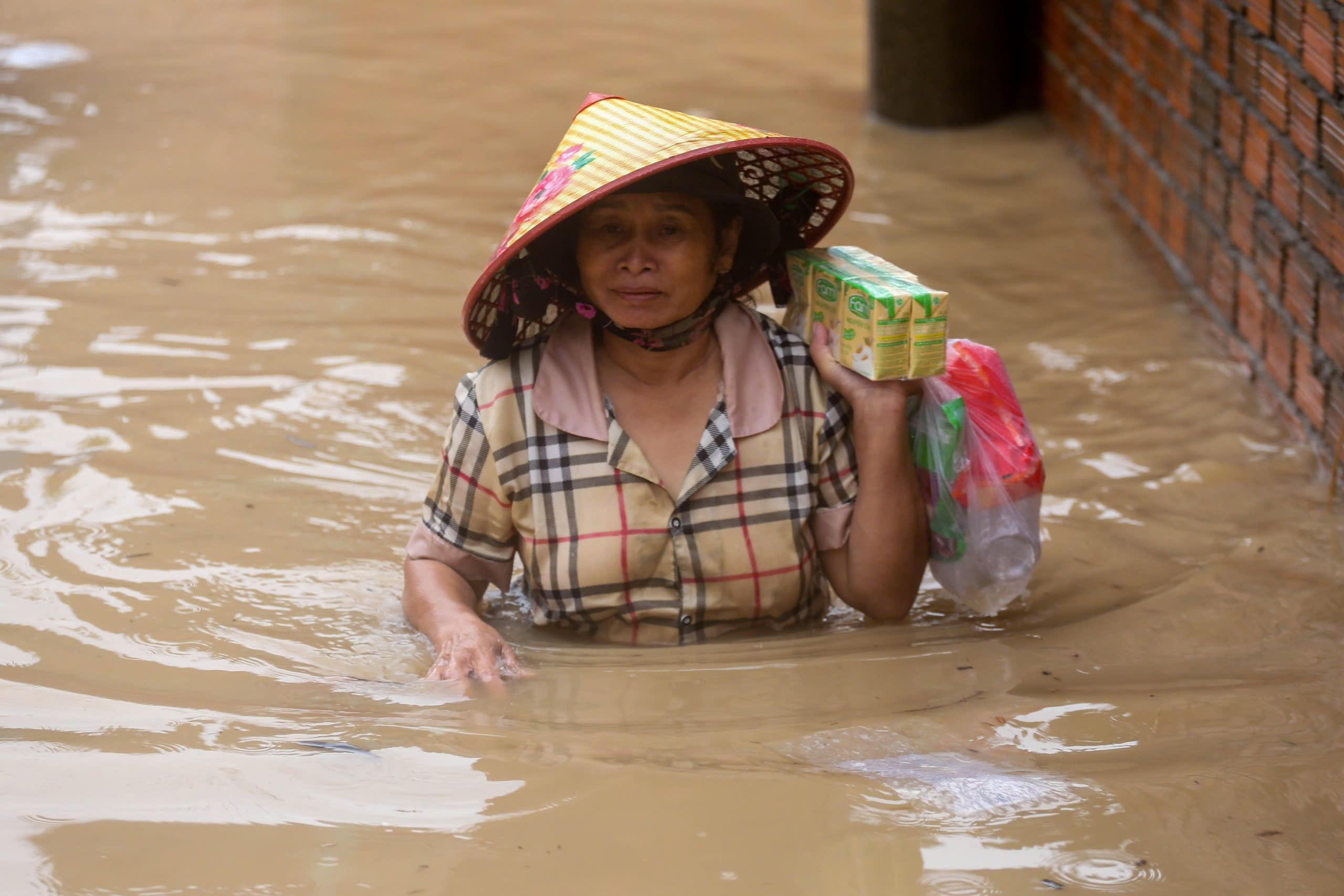 Thủy điện xả lũ gây thiệt hại: Có thể nhờ Viện kiểm sát đại diện khởi kiện- Ảnh 3. Thủy điện xả lũ gây thiệt hại: Có thể nhờ Viện kiểm sát đại diện khởi kiện- Ảnh 3.