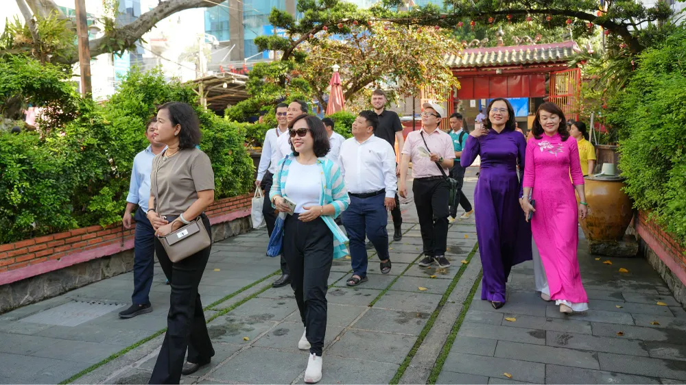 Đoàn khách đến chùa Ngọc Hoàng nơi từng được cựu Tổng thống Mỹ Barack Obama chọn ghé thăm. HPS00604.png