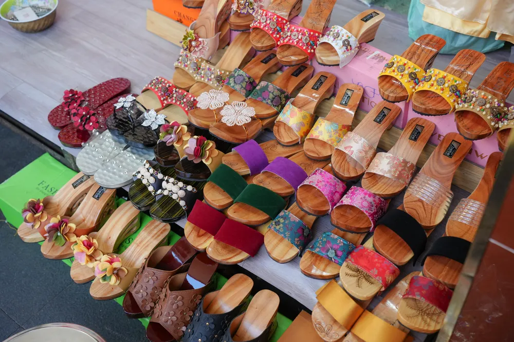 Nghệ nhân tỉ mỉ chế tác từng đôi guốc gỗ tại chợ Tân Định. tan-dinh-7.png