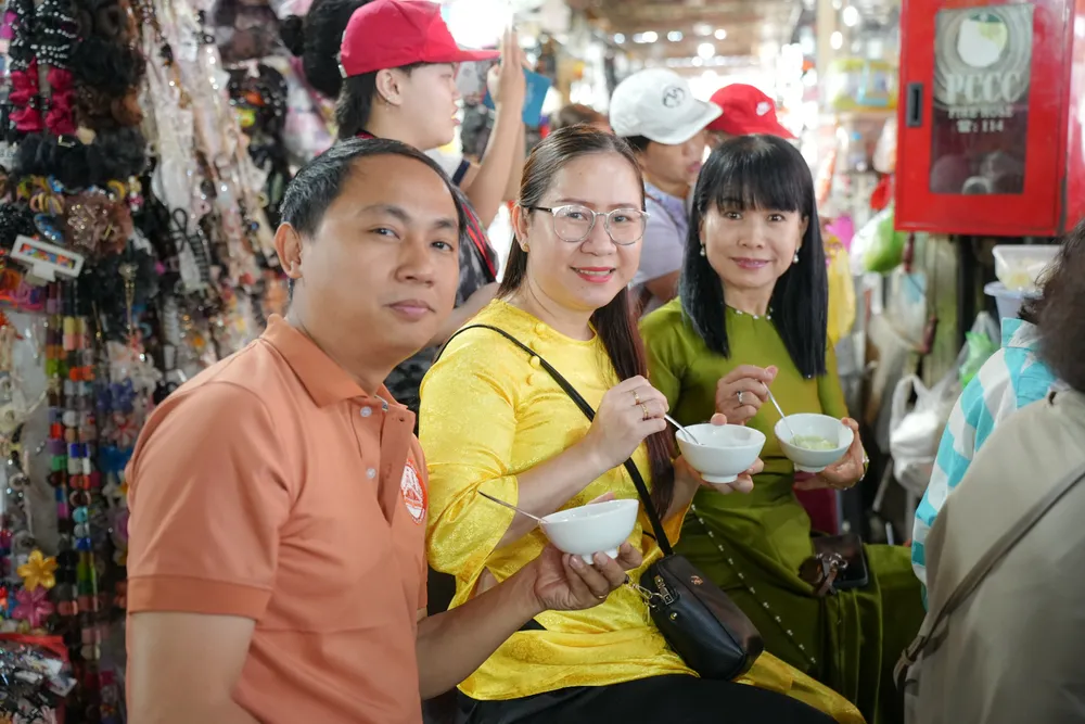 Không chỉ xem nghệ nhân chế tác guốc gỗ, du khách còn trải nghiệm nhiều món ngon tại chợ Tân Định. tan-dinh-8.png