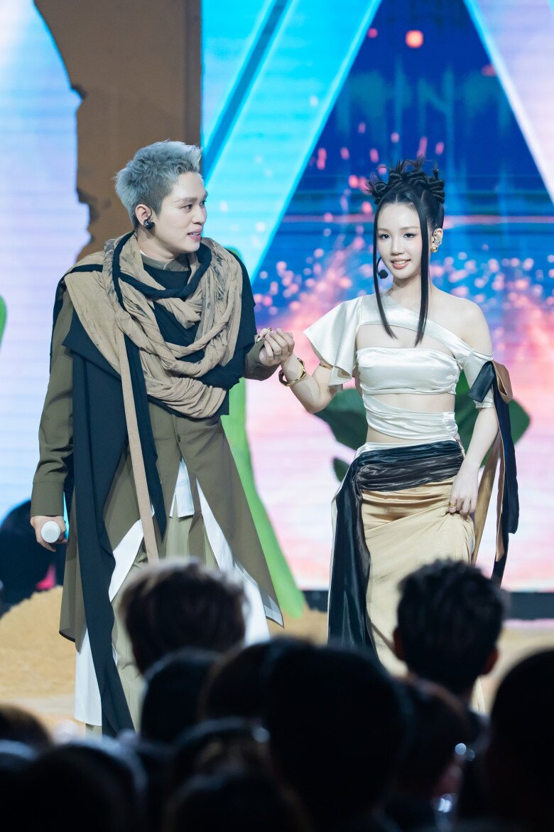 AMEE xuất hiện hỗ trợ B Ray, cả 2 cùng “tay trong tay” tạo nên những bản hit.