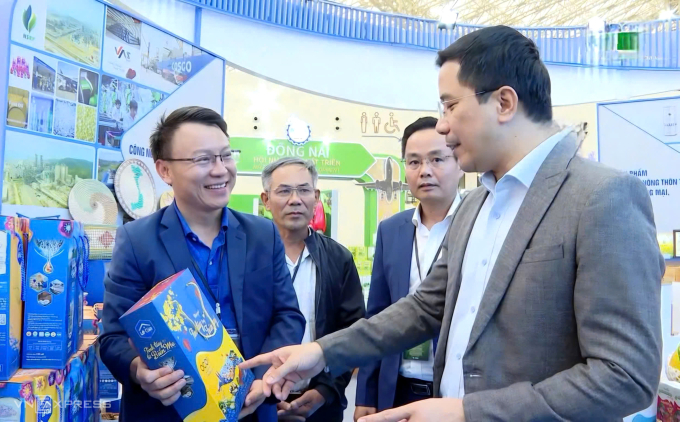 Ông Lê Anh (trái), chủ thương hiệu nước mắm Lê Gia chia sẻ về quy trình sản xuất  sản phẩm OCOP 5 sao đầu tiên của tỉnh Thanh Hoá. Ảnh: Lam Sơn