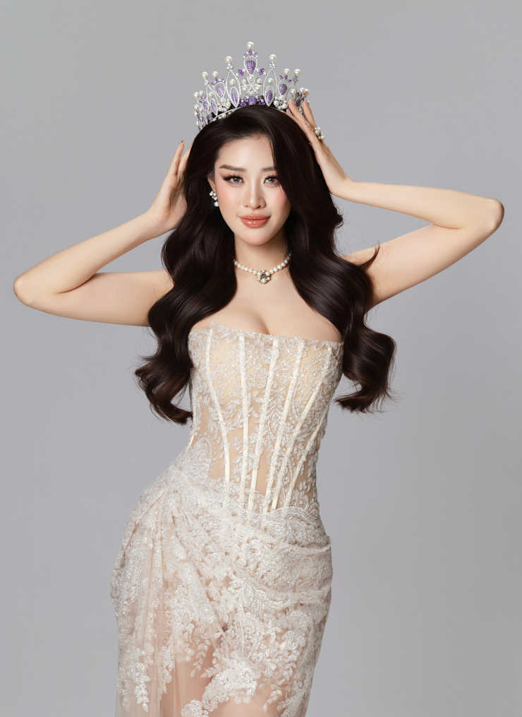 Khánh Vân đội vương miện kỷ niệm 6 năm đăng quang 4 Hoa hậu nói khi đội chiếc vương miện lên đầu, cô luôn thấy tự hào và xúc động. Hơn nửa thập kỷ, cô thấy cuộc sống của mình thay đổi, giúp cô chạm đến những ước mơ và có những ký ức khó quên.