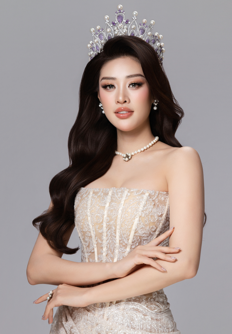 Khánh Vân đội vương miện kỷ niệm 6 năm đăng quang 5 Trang phục của NTK Lâm Lâm được cô kết hợp với trang sức ngọc trai, hoàn thiện vẻ sang trọng.