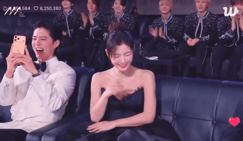 "Em gái quốc dân" Kim Yoo Jung nũng nịu yêu phát hờn, tạo nên "6 giây thần thánh" náo loạn cả AAA 2 1765085261 127 Em gai quoc dan Kim Yoo Jung nung niu yeu