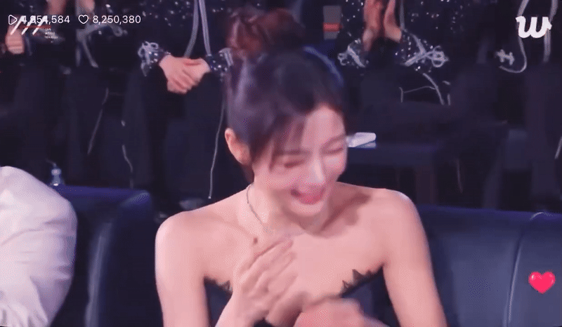 "Em gái quốc dân" Kim Yoo Jung nũng nịu yêu phát hờn, tạo nên "6 giây thần thánh" náo loạn cả AAA 3 1765085262 22 Em gai quoc dan Kim Yoo Jung nung niu yeu