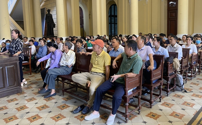 Cả trăm bị hại trong một vụ lừa mua dự án ma đến dự tòa. Ảnh: Hải Duyên