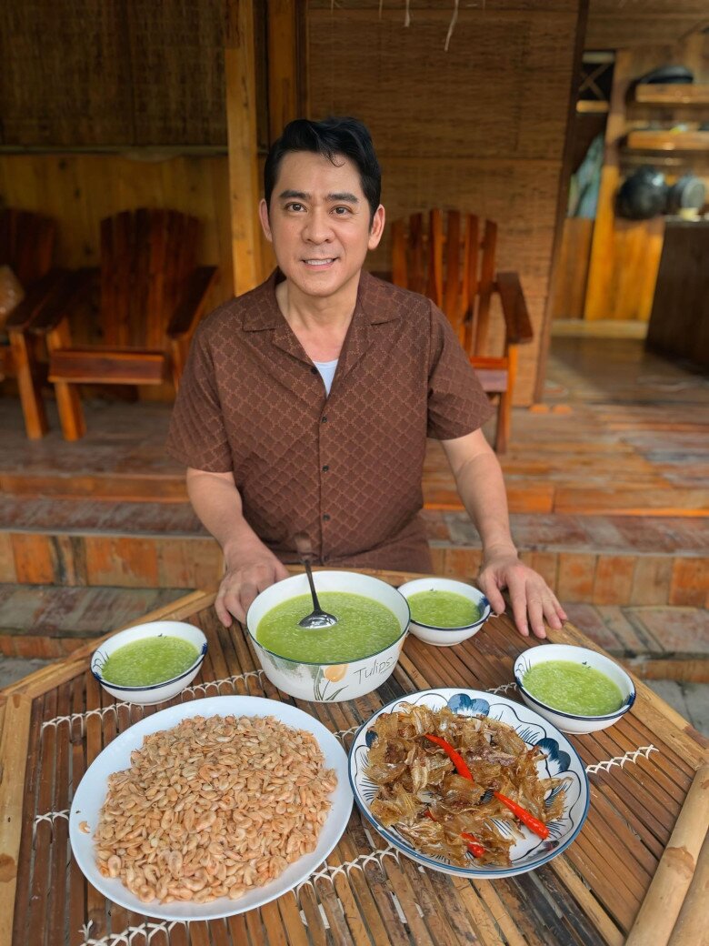 Trở lại mạng xã hội sau đột quỵ, tài tử Huỳnh Anh Tuấn nấu ăn như thế nào? 5 Cháo lá dứa, tép rang và cá cơm chiên giòn dân dã mà làm nhiều người thích thú. Đây là một bữa ăn vừa đủ chất vừa dễ tiêu, rất hợp khẩu vị người lớn tuổi.