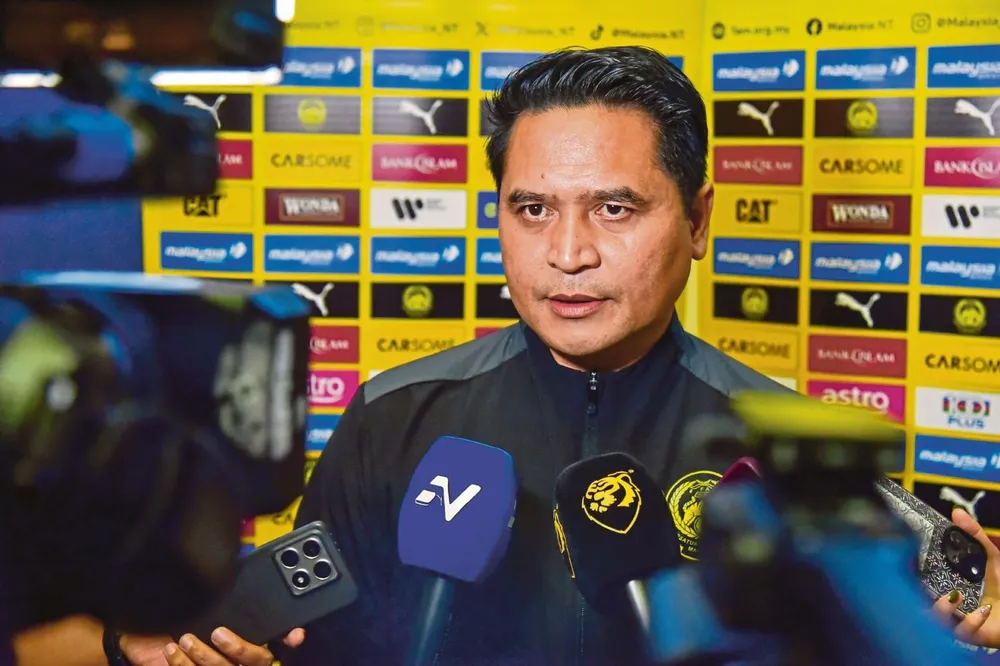 HLV Nafuzi đối mặt với nhiều khó khăn vì các CLB không nhả quân cho SEA Games 33. Ảnh: TNST. soc-u-22-malaysia-bi-pha-hoai-truoc-tran-sinh-tu-voi-viet-nam (1).jpg