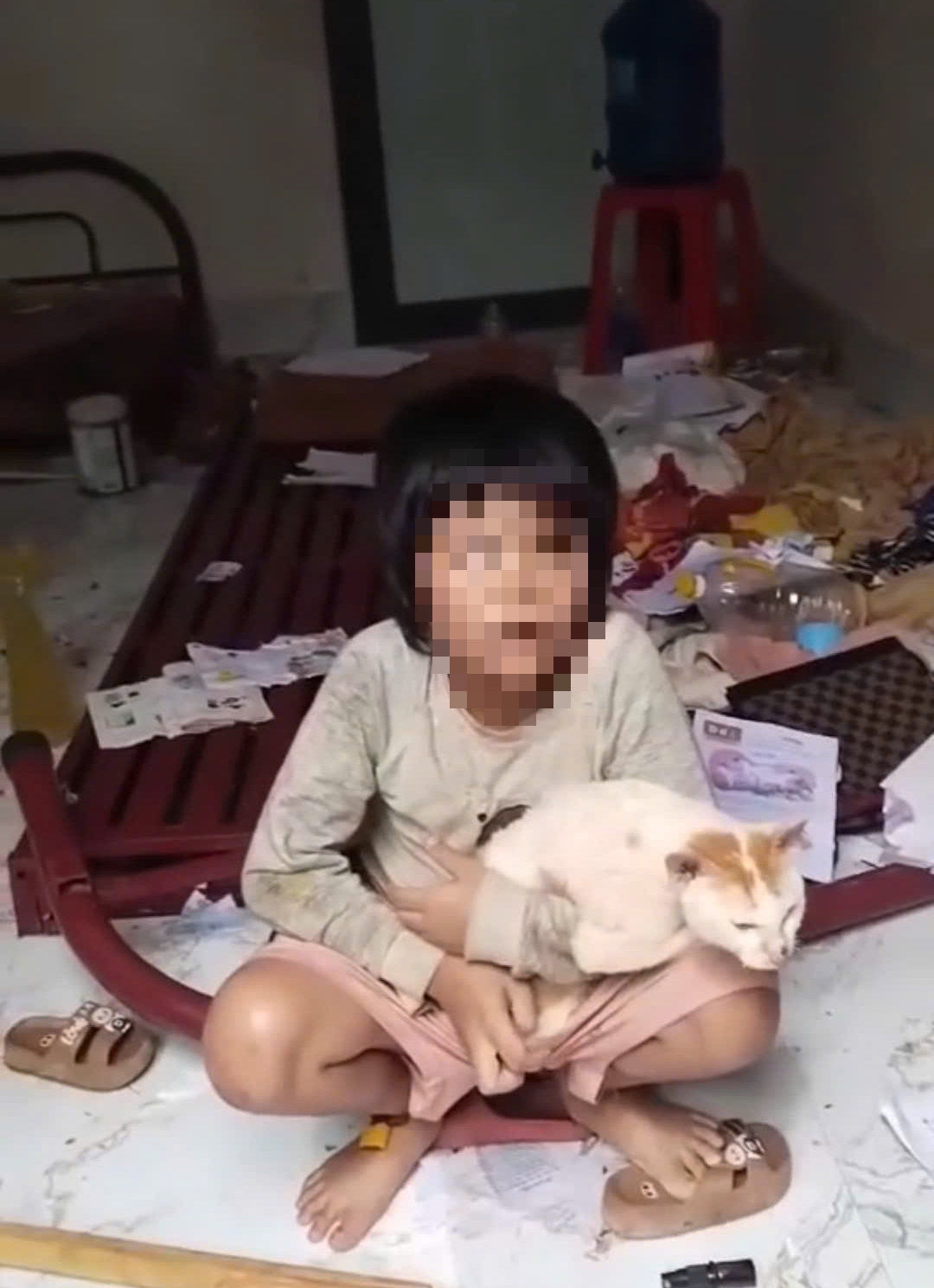 Tâm sự của thầy giáo lên tiếng giải cứu 2 cháu nhỏ bị cha xích nhốt- Ảnh 2. Tâm sự của thầy giáo lên tiếng giải cứu 2 cháu nhỏ bị cha xích nhốt- Ảnh 2.