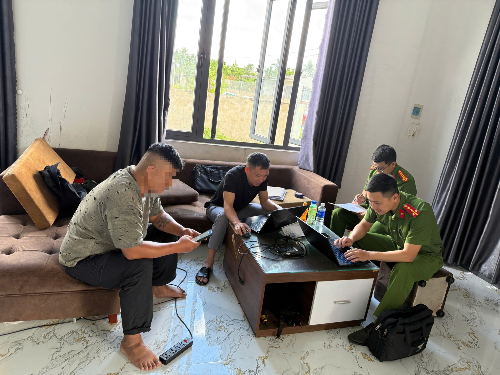 Tâm sự của thầy giáo lên tiếng giải cứu 2 cháu nhỏ bị cha xích nhốt- Ảnh 4. Tâm sự của thầy giáo lên tiếng giải cứu 2 cháu nhỏ bị cha xích nhốt- Ảnh 4.