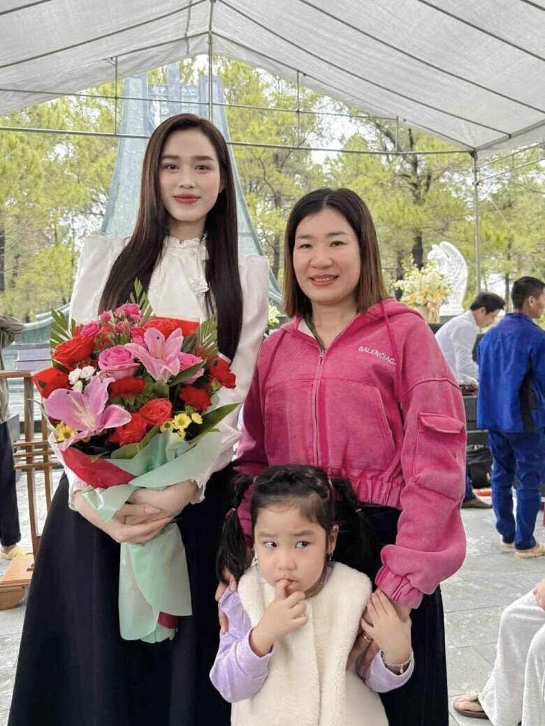 Những nàng hậu cùng người thương đi thiện nguyện: Đỗ Hà giản dị cạnh chồng Giám đốc, một người gặp ông xã nhờ đi Tuyên Quang 3 Đỗ Thị Hà được khen bởi hình ảnh giản dị, thanh lịch.