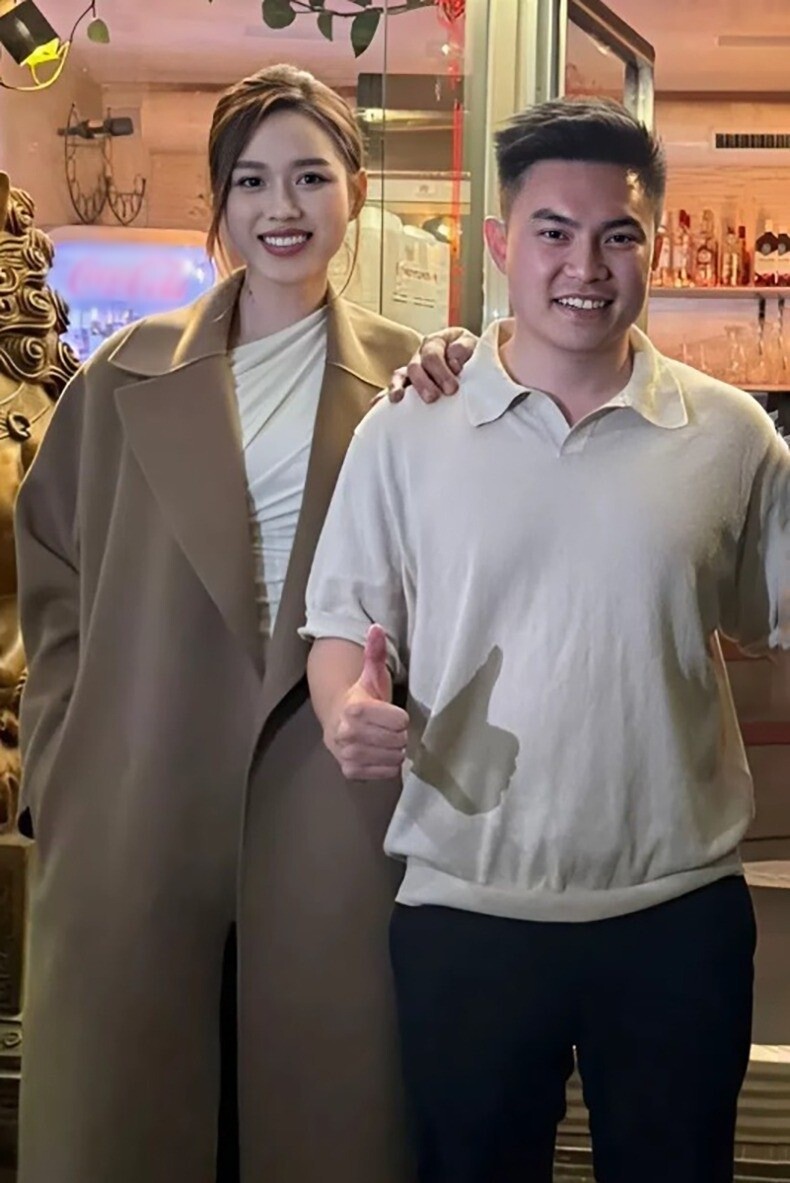 Những nàng hậu cùng người thương đi thiện nguyện: Đỗ Hà giản dị cạnh chồng Giám đốc, một người gặp ông xã nhờ đi Tuyên Quang 4 Đỗ Thị Hà và Viết Vương có chuyện tình kín tiếng trước khi kết hôn.