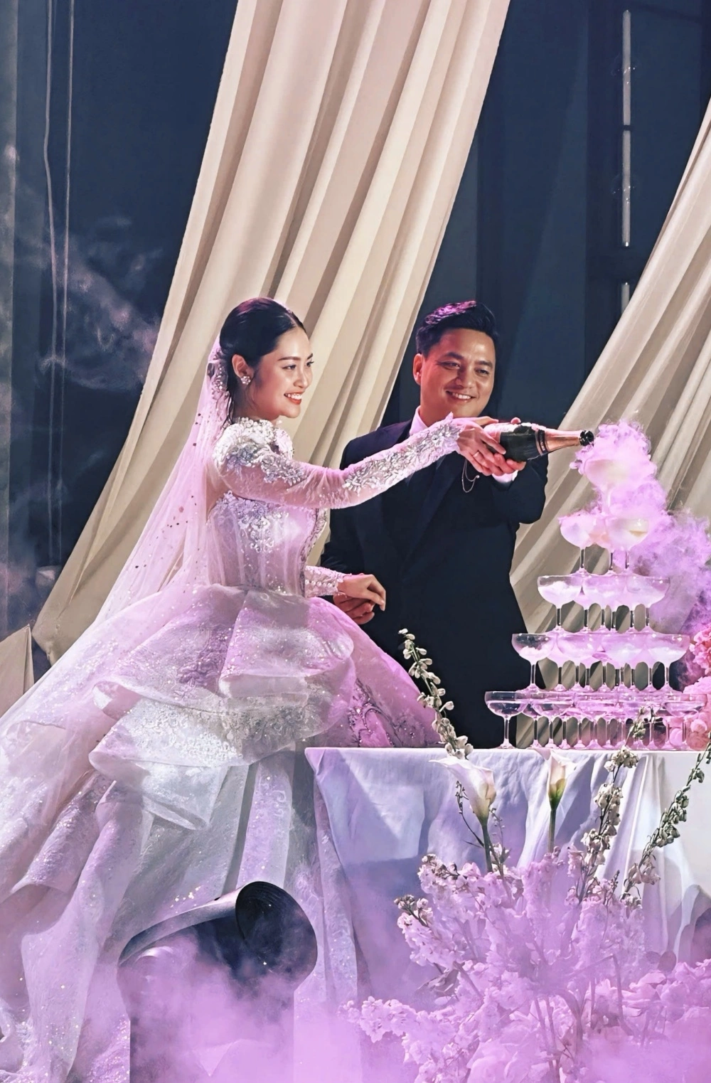 Những nàng hậu cùng người thương đi thiện nguyện: Đỗ Hà giản dị cạnh chồng Giám đốc, một người gặp ông xã nhờ đi Tuyên Quang 6 Cô đã kết hôn với ông xã doanh nhân hơn 8 tuổi sau thời gian tìm hiểu kín tiếng.