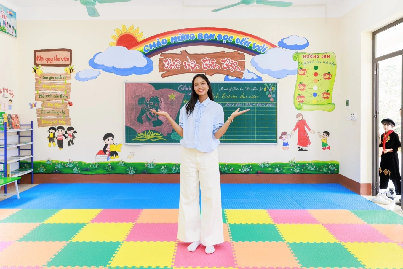 Những nàng hậu cùng người thương đi thiện nguyện: Đỗ Hà giản dị cạnh chồng Giám đốc, một người gặp ông xã nhờ đi Tuyên Quang 10 HHen Niê được biết tới là một trong những nghệ sĩ chăm chỉ làm thiện nguyện.