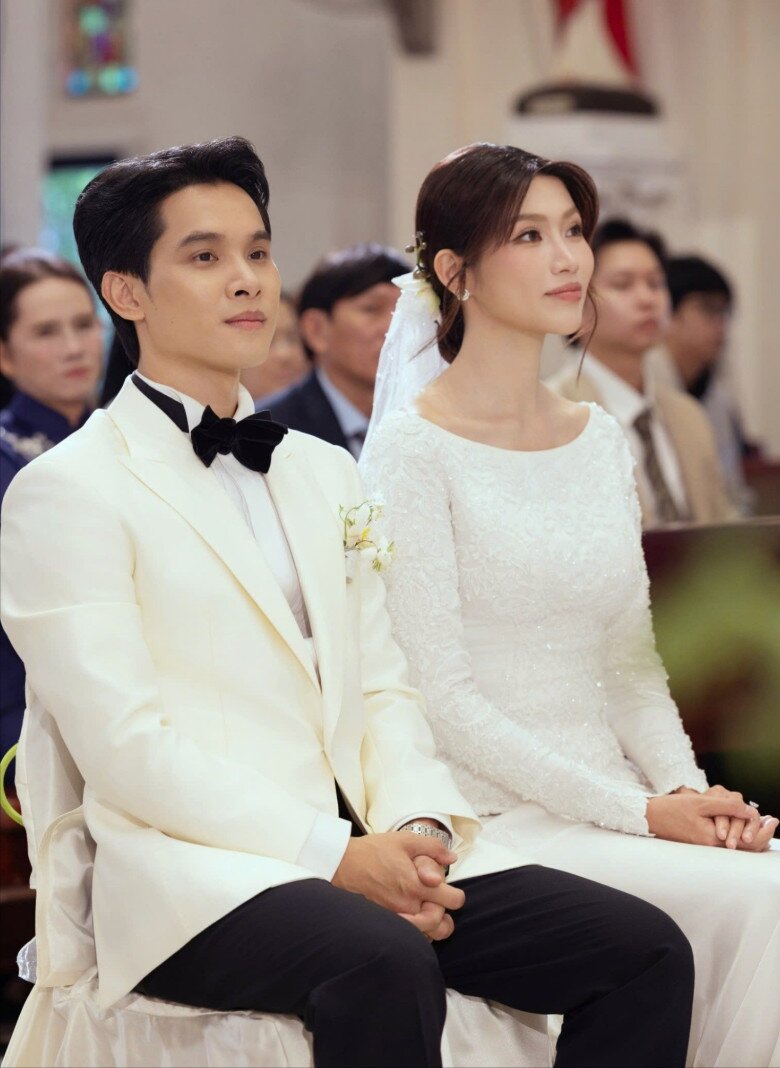 Những nàng hậu cùng người thương đi thiện nguyện: Đỗ Hà giản dị cạnh chồng Giám đốc, một người gặp ông xã nhờ đi Tuyên Quang 12 Quỳnh Châu cùng chồng làm lễ cưới tại nhà thờ.