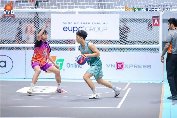 Quân (giữa) thi đấu ở giải bóng rổ trẻ VnExpress năm 2025. Ảnh: VnExpress Youth Basketball 2025