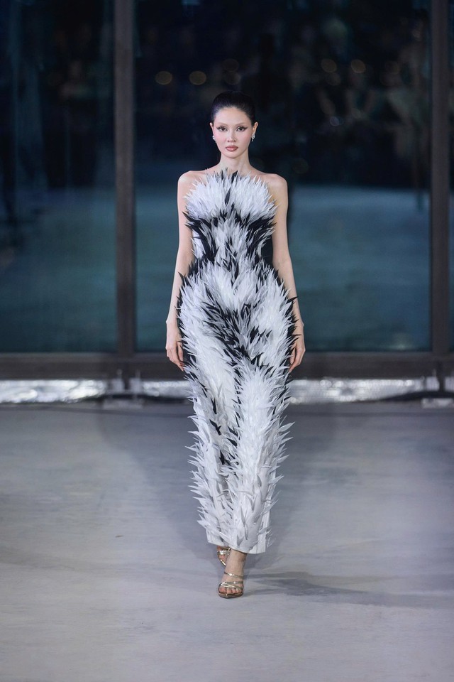 Đón đầu xu hướng thu đông 2025 từ bộ sưu tập 'Emerge'- Ảnh 11. Đón đầu xu hướng thu đông 2025 từ bộ sưu tập 'Emerge'- Ảnh 11.