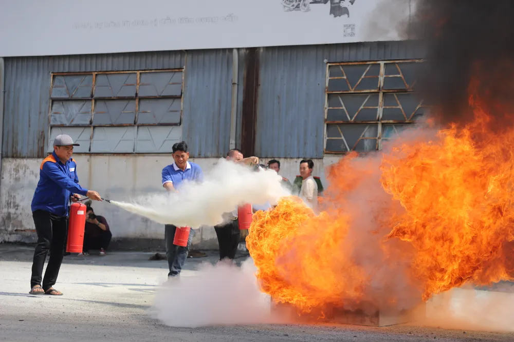 Sau phần lý thuyết, các tài xế, nhân viên được thực hành thực tế công tác chữa cháy, cách sử dụng bình chữa cháy, thiết bị phòng độc. IMG_9264.JPG