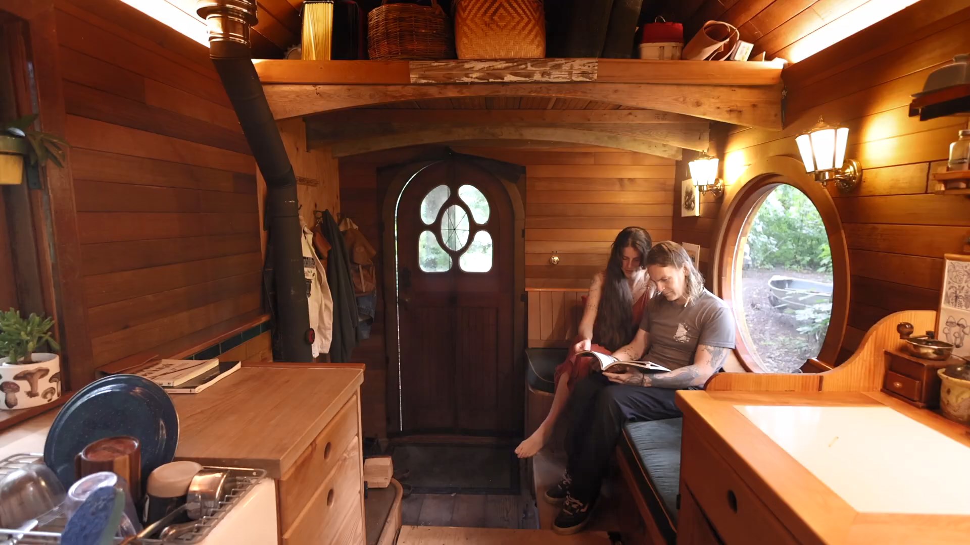 Nhà di động độc đáo người khó mua nhà sẽ thích: Chi phí chỉ ngang Mazda CX-5, như nhà cổ giữa rừng 10 nhà di động - Ảnh 10.