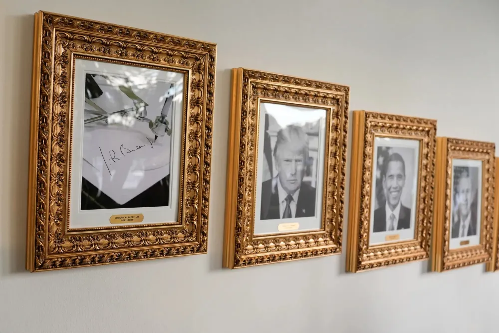 Tổng thống Mỹ Donald Trump đặt ảnh chữ ký của cựu Tổng thống Joe Biden trong khu vực trưng bày ảnh các tổng thống Mỹ. Ảnh: BLOOMBERG 2.jpg