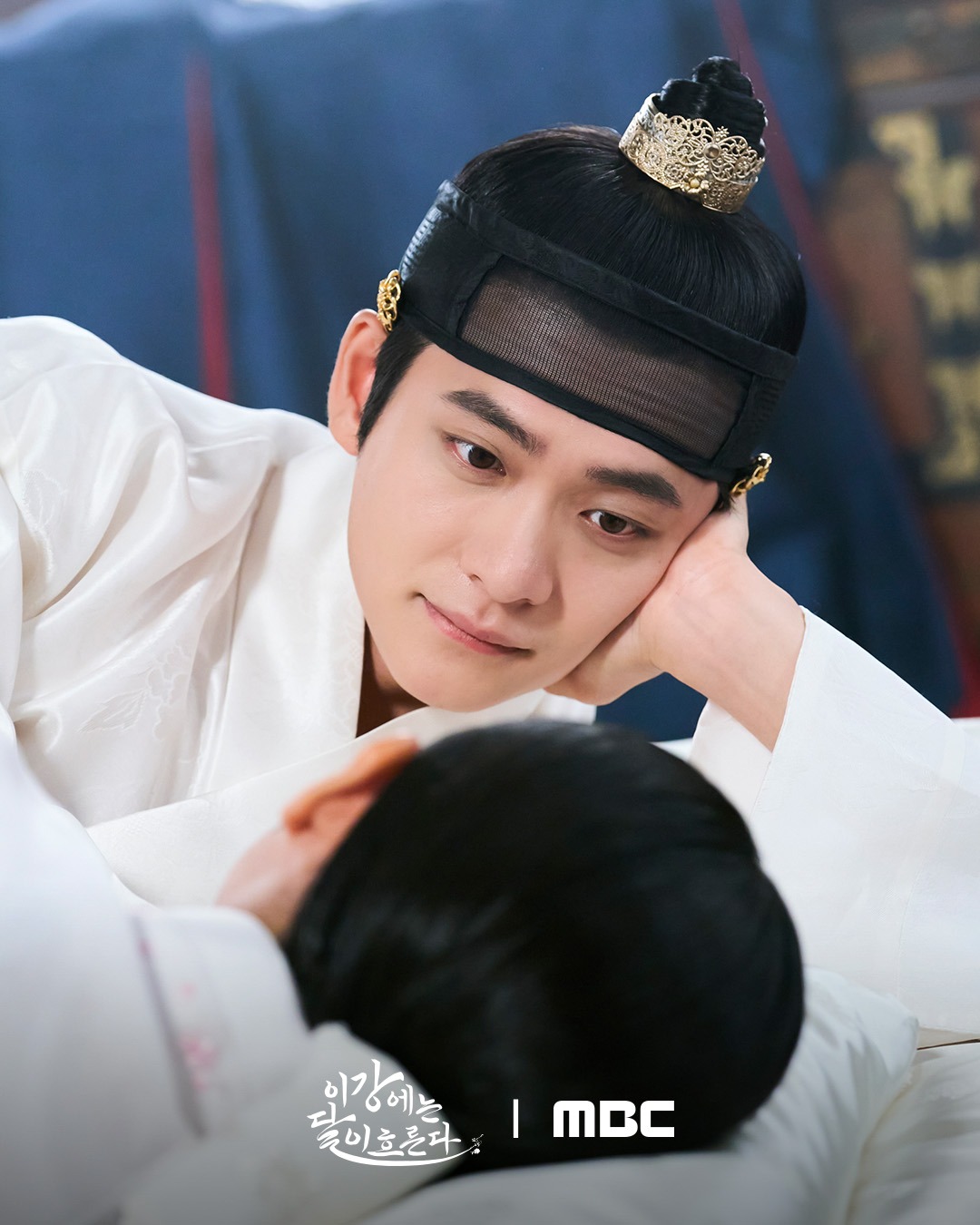 Hậu trường Moon River: Cảnh nóng gây sốt và visual đỉnh cao của cặp đôi chính 5 1765095746 11 Hau truong Moon River Canh nong gay sot va visual