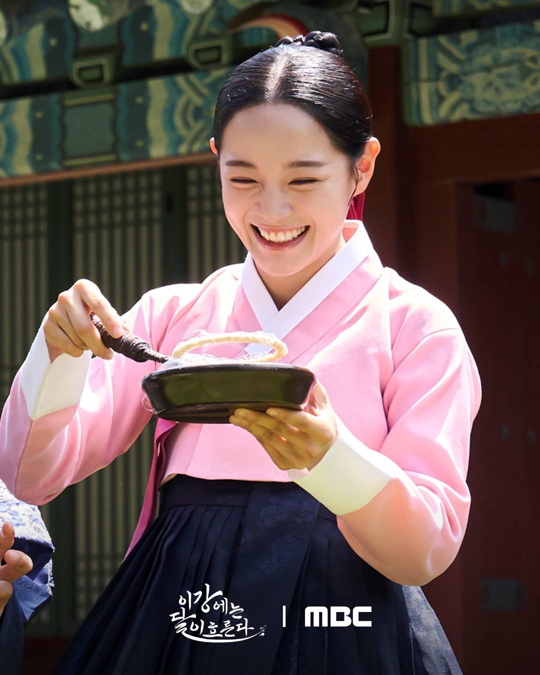 Hậu trường Moon River: Cảnh nóng gây sốt và visual đỉnh cao của cặp đôi chính 4 1765095746 976 Hau truong Moon River Canh nong gay sot va visual