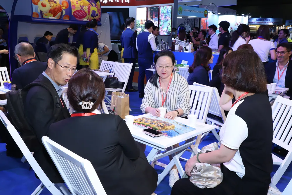 Du khách tìm hiểu và chọn mua các tour trong nước lẫn quốc tế tại những hội chợ du lịch uy tín ở TP.HCM. Ảnh: TT. du-lich-3 (3).JPG