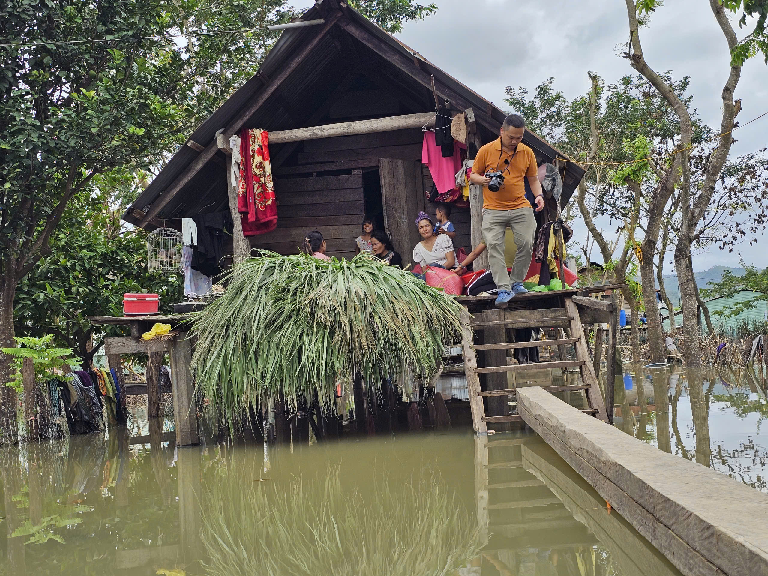 Nước lũ kéo dài ở Gia Lai khiến người dân khốn khổ và khó khăn sinh sống - Ảnh 3. Nước lũ kéo dài ở Gia Lai khiến người dân khốn khổ và khó khăn sinh sống - Ảnh 3.