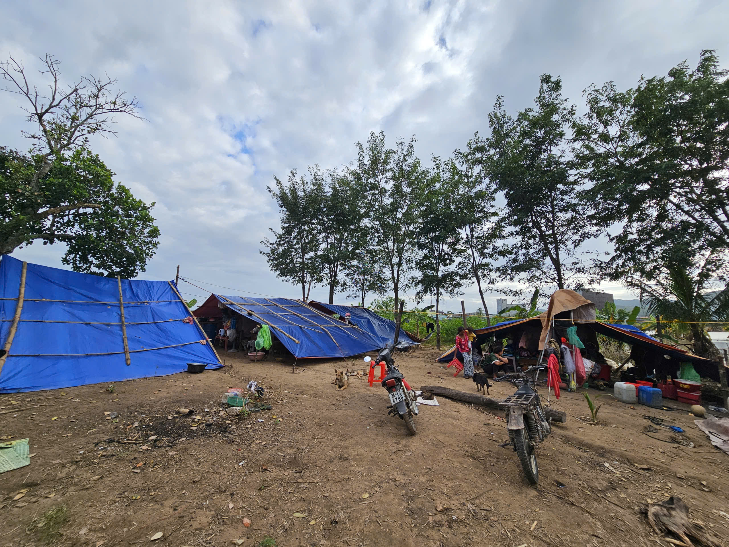 Nước lũ kéo dài ở Gia Lai khiến người dân khốn khổ và khó khăn sinh sống - Ảnh 4. Nước lũ kéo dài ở Gia Lai khiến người dân khốn khổ và khó khăn sinh sống - Ảnh 4.