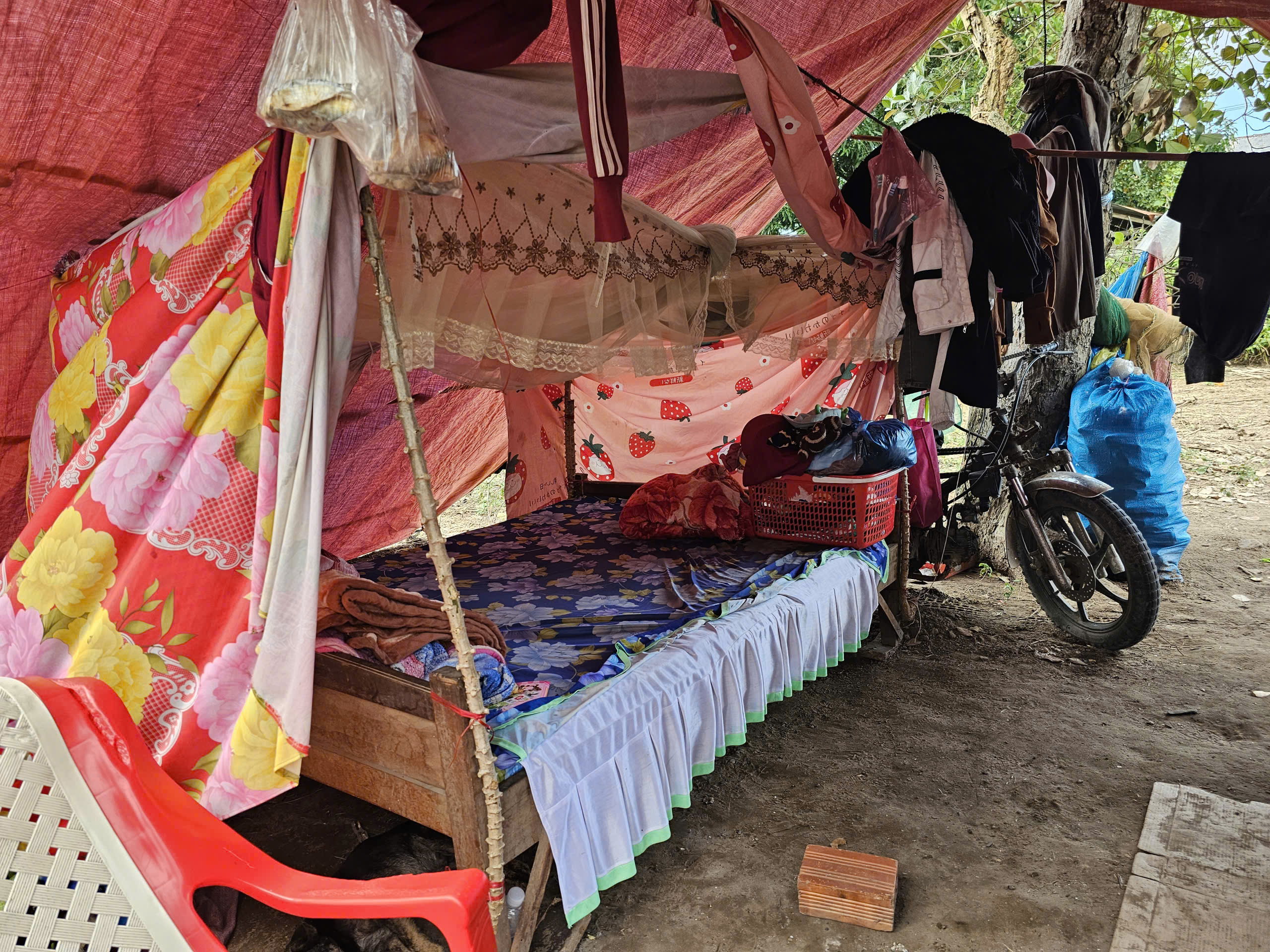 Nước lũ kéo dài ở Gia Lai khiến người dân khốn khổ và khó khăn sinh sống - Ảnh 9. Nước lũ kéo dài ở Gia Lai khiến người dân khốn khổ và khó khăn sinh sống - Ảnh 9.