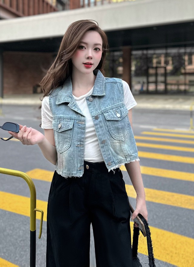 Áo khoác jean khẳng định cá tính, tạo vẻ đẹp bụi bặm đường phố- Ảnh 3. Áo khoác jean khẳng định cá tính, tạo vẻ đẹp bụi bặm đường phố- Ảnh 3.