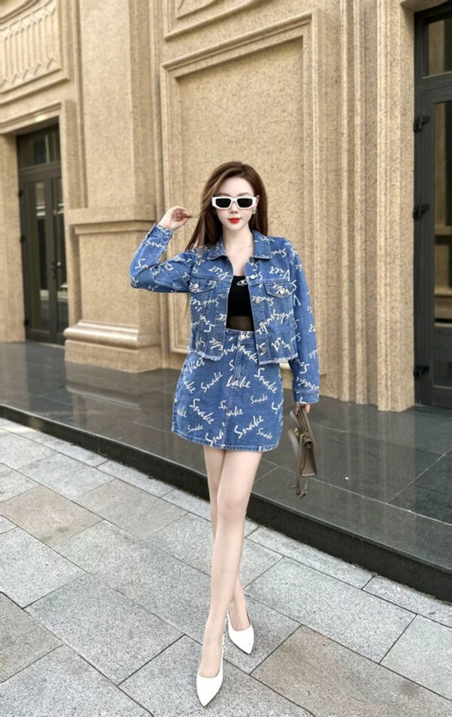 Áo khoác jean khẳng định cá tính, tạo vẻ đẹp bụi bặm đường phố- Ảnh 2. Áo khoác jean khẳng định cá tính, tạo vẻ đẹp bụi bặm đường phố- Ảnh 2.