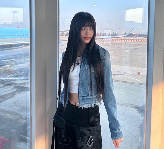 Áo khoác jean khẳng định cá tính, tạo vẻ đẹp bụi bặm đường phố- Ảnh 5. Áo khoác jean khẳng định cá tính, tạo vẻ đẹp bụi bặm đường phố- Ảnh 5.