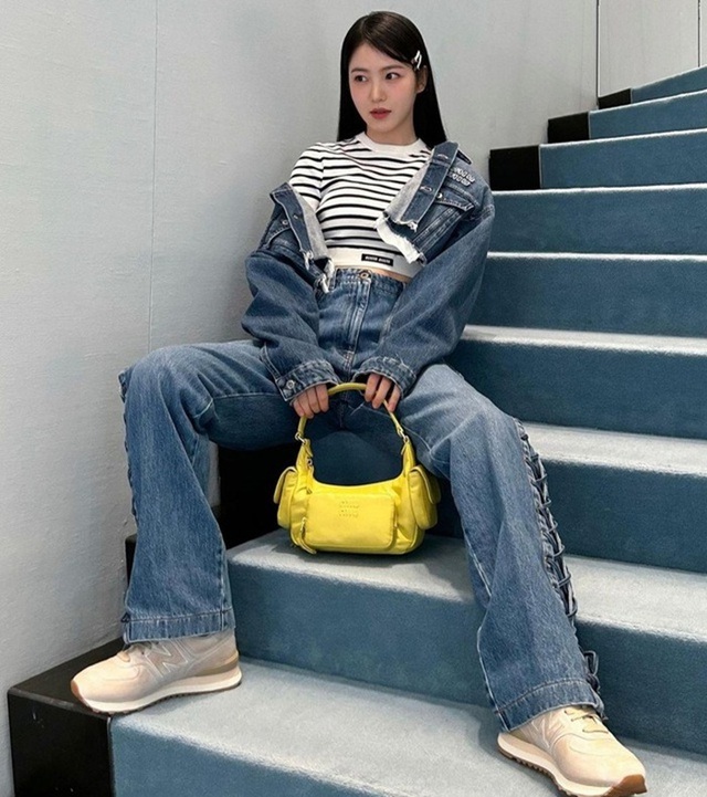 Áo khoác jean khẳng định cá tính, tạo vẻ đẹp bụi bặm đường phố- Ảnh 6. Áo khoác jean khẳng định cá tính, tạo vẻ đẹp bụi bặm đường phố- Ảnh 6.