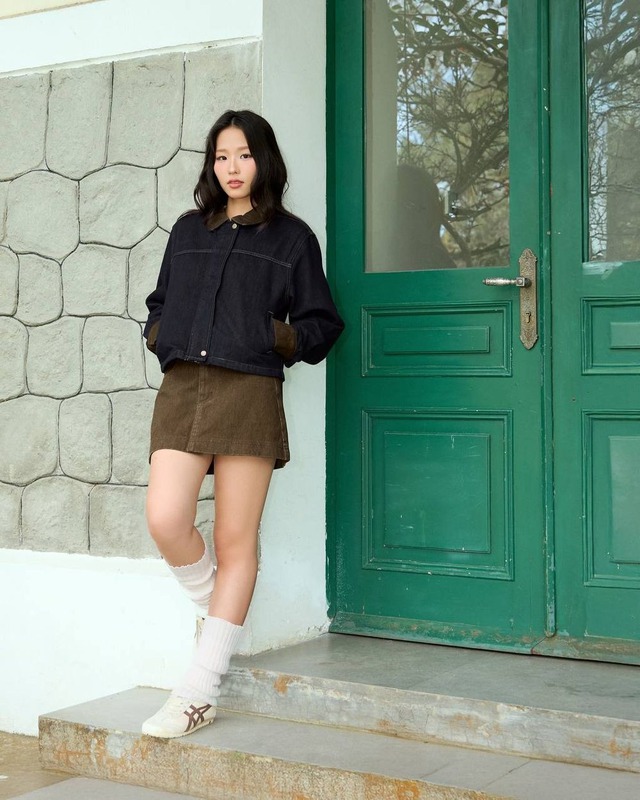 Áo khoác jean khẳng định cá tính, tạo vẻ đẹp bụi bặm đường phố- Ảnh 8. Áo khoác jean khẳng định cá tính, tạo vẻ đẹp bụi bặm đường phố- Ảnh 8.