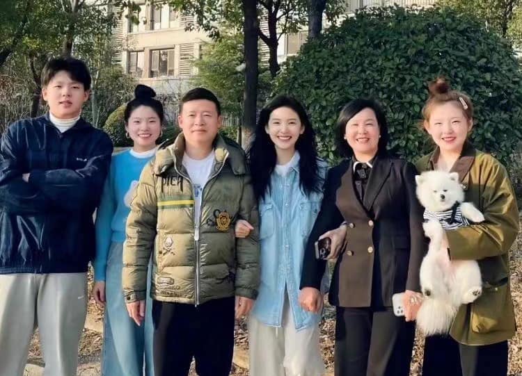 Nữ diễn viên là "người tình trong mộng" của showbiz: Nhan sắc hút 70 triệu lượt xem, nay chân "teo tóp" nhìn mà sợ 10 Chương Nhược Nam sinh ra trong một gia đình nông thôn mang nặng tư tưởng “trọng nam khinh nữ”.