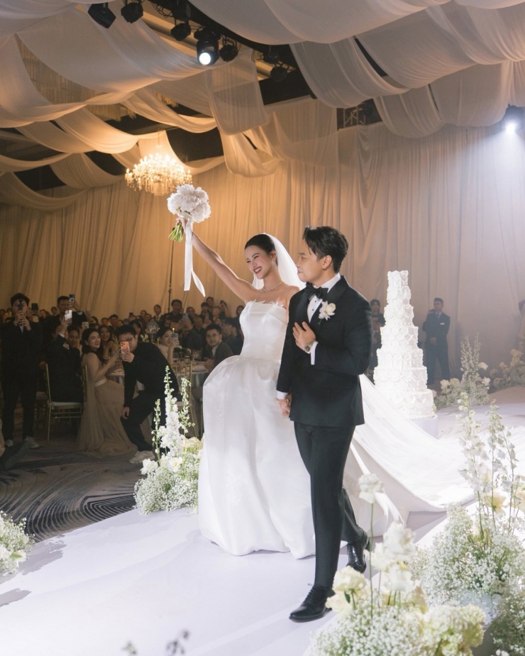 Vợ chồng Khánh Vân và dàn hoa hậu dự cưới Hương Ly 8 Vợ chồng Khánh Vân và dàn hoa hậu dự cưới Hương Ly - 7