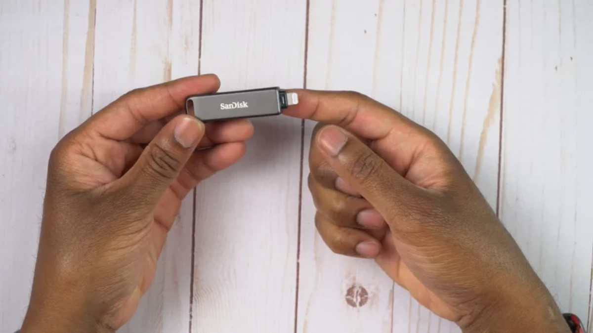 Cách chuyển dữ liệu từ iPhone đến ổ USB 2 Cách chuyển dữ liệu từ iPhone đến ổ USB - Ảnh 2.