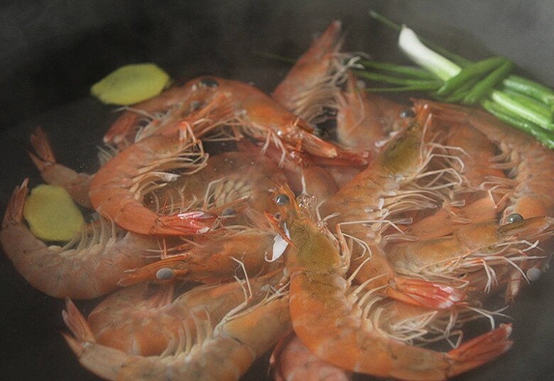 Luộc tôm mãi giờ mới biết, muốn tôm lên màu đỏ đẹp lại ngọt thơm phải cho ngay mấy thứ này! 2 Luộc tôm mãi giờ mới biết, muốn tôm lên màu đỏ đẹp lại ngọt thơm phải cho ngay mấy thứ này! - 2