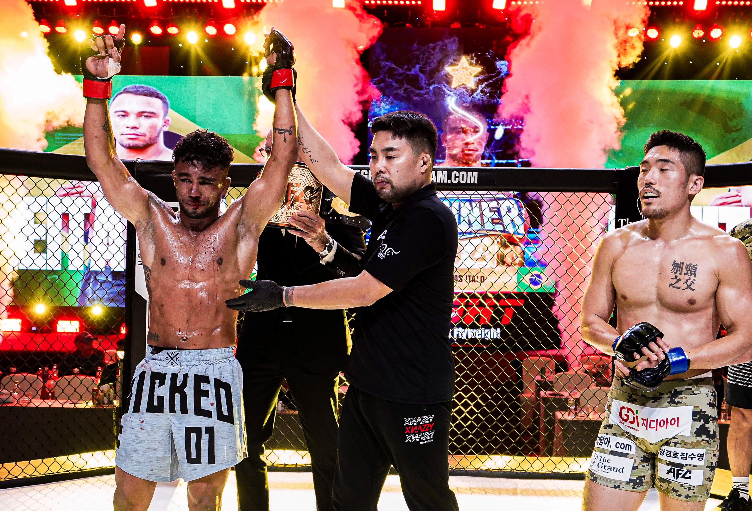 Lưu Đức Mạnh hạ knock-out cao thủ Hàn Quốc ở AFC 39 2 Lưu Đức Mạnh hạ knock-out cao thủ Hàn Quốc ở AFC 39 - Ảnh 3.