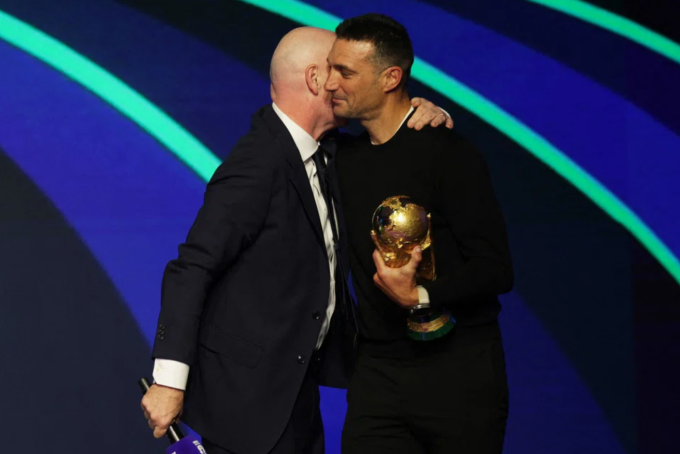 Chủ tịch FIFA Gianni Infantino và HLV Lionel Scaloni cầm chiếc Cup vàng trong lễ công bố lịch thi đấu World Cup 2026 tại Washington D.C., Mỹ, ngày 6/12/2025. Ảnh: Reuters